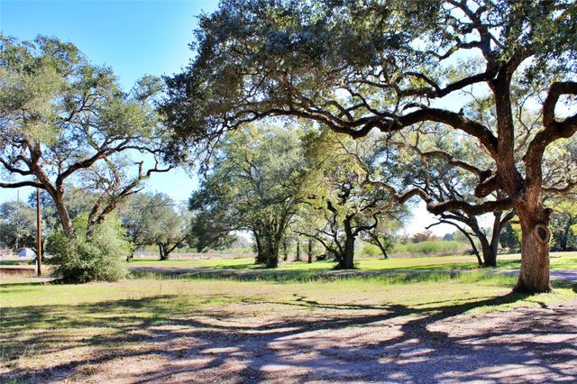 1630 Montezuma Street, Columbus, TX 78934