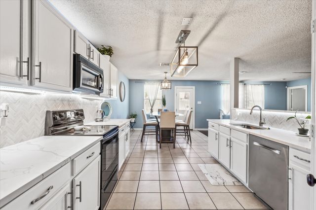 2136 Edgewood Drive, Grand Prairie, TX 75052