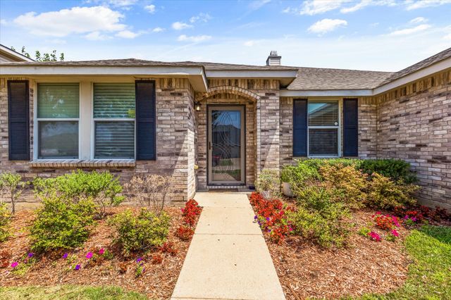 2136 Edgewood Drive, Grand Prairie, TX 75052