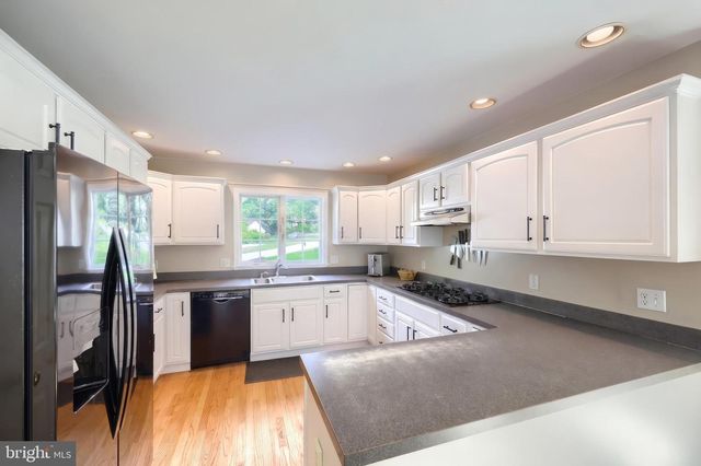2251 TALL OAKS LN, York, PA 17406