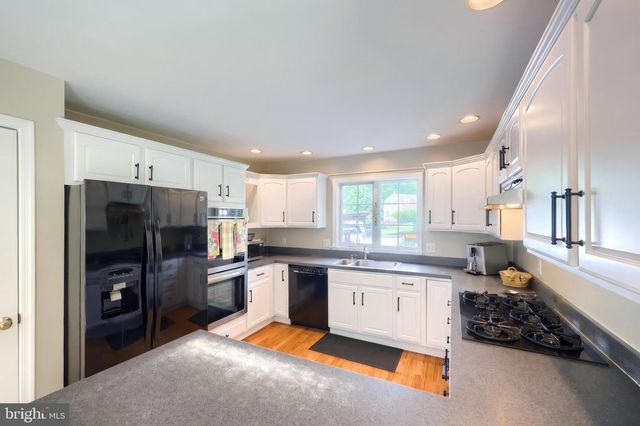 2251 TALL OAKS LN, York, PA 17406