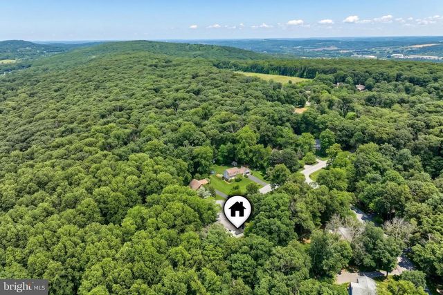 2251 TALL OAKS LN, York, PA 17406