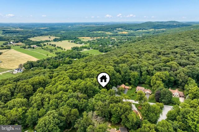 2251 TALL OAKS LN, York, PA 17406