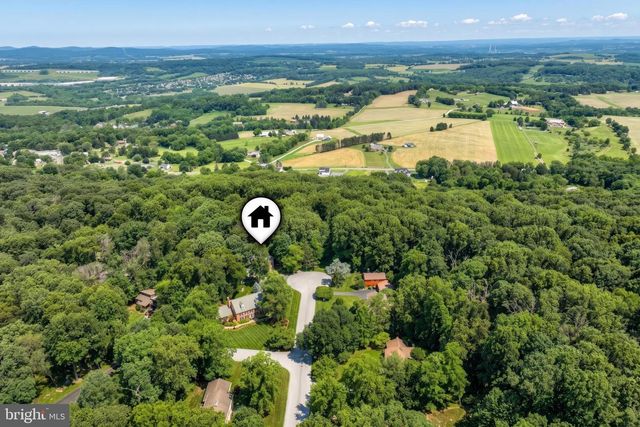 2251 TALL OAKS LN, York, PA 17406
