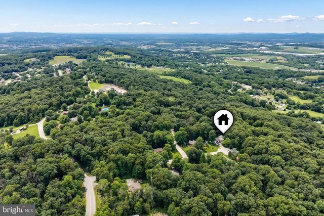 2251 TALL OAKS LN, York, PA 17406