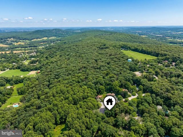 2251 TALL OAKS LN, York, PA 17406