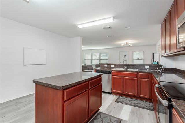 1801 Lynnwood Hills Drive, Fort Worth, TX 76112