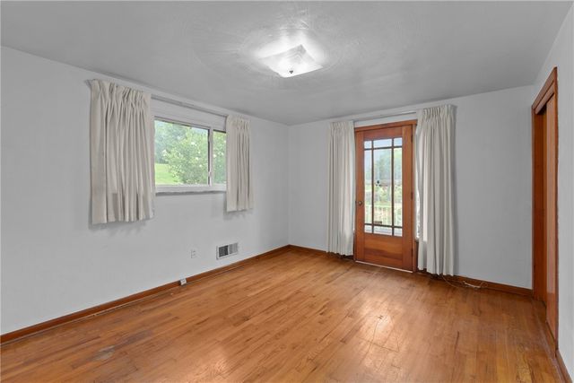 1528 Oneida Dr, Jefferson Hills, PA 15025