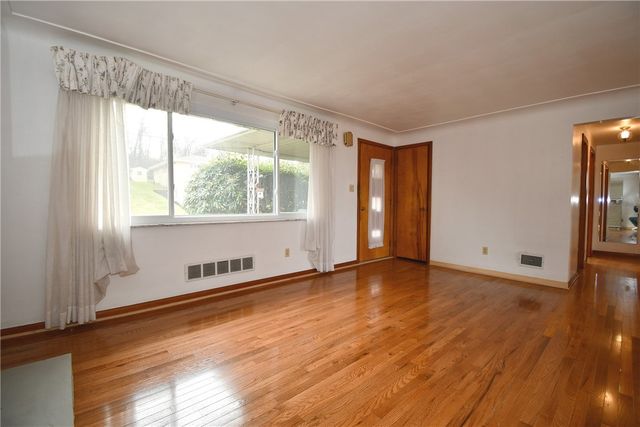 1528 Oneida Dr, Jefferson Hills, PA 15025