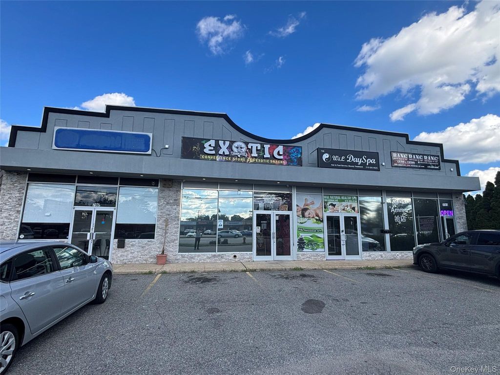 796 Carman Ave Avenue 102, Westbury, NY 11590 — exterior