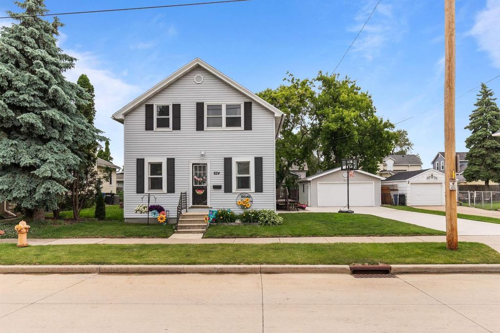 624 W 8TH AVENUE, Oshkosh, WI 54902