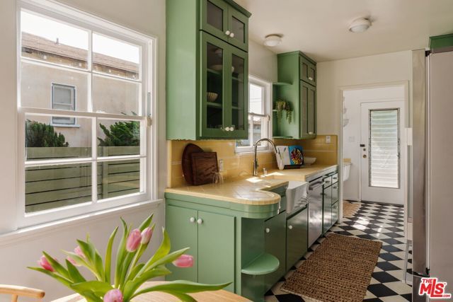 222 W Hillsdale Street, Inglewood, CA 90302