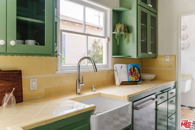 222 W Hillsdale Street, Inglewood, CA 90302