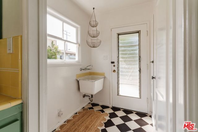 222 W Hillsdale Street, Inglewood, CA 90302