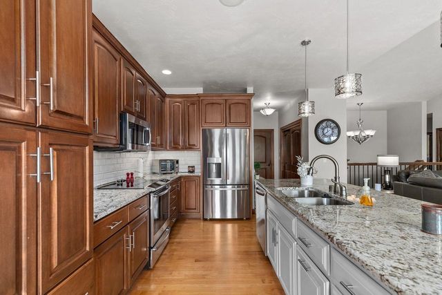 1355 PRAIRIE LAKE CIRCLE, Neenah, WI 54956