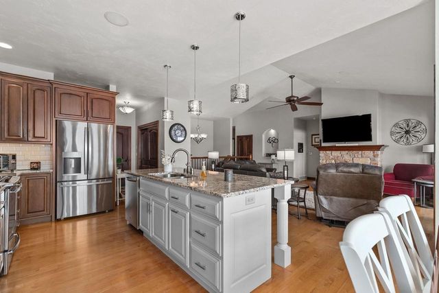 1355 PRAIRIE LAKE CIRCLE, Neenah, WI 54956