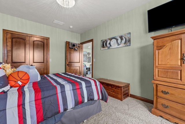 1355 PRAIRIE LAKE CIRCLE, Neenah, WI 54956