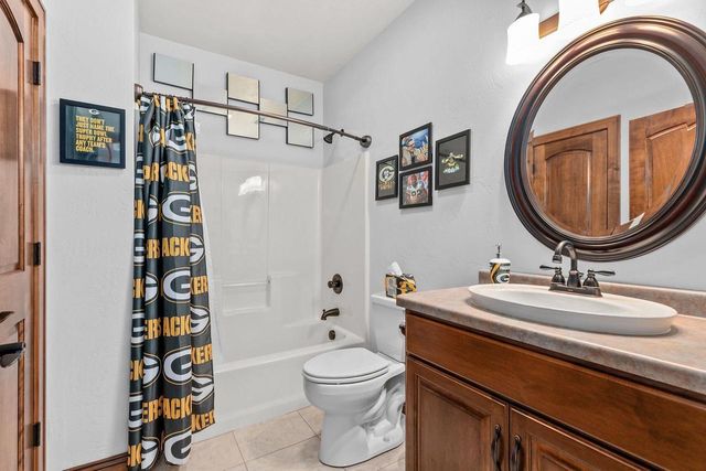 1355 PRAIRIE LAKE CIRCLE, Neenah, WI 54956