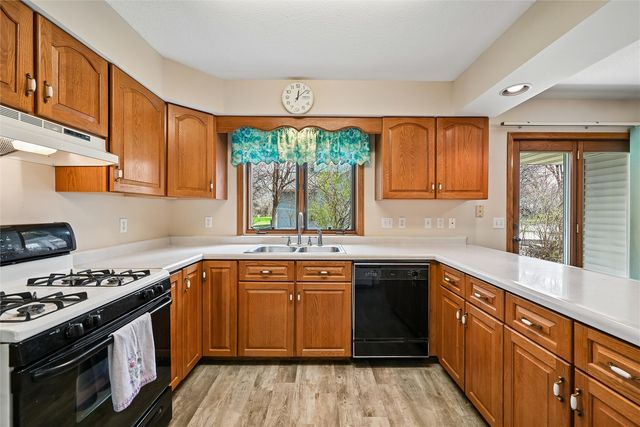 2060 Litchfield Drive, Hiawatha, IA 52233