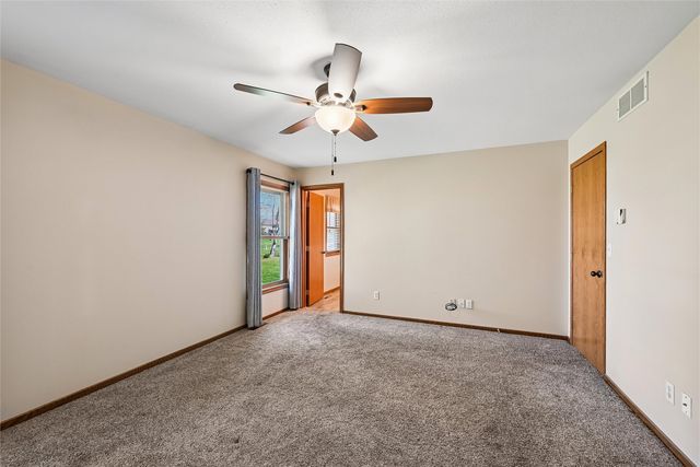 2060 Litchfield Drive, Hiawatha, IA 52233