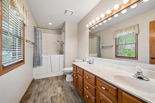 2060 Litchfield Drive, Hiawatha, IA 52233