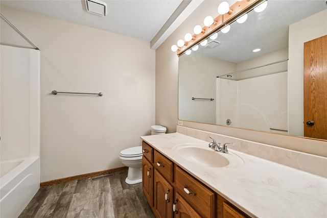 2060 Litchfield Drive, Hiawatha, IA 52233