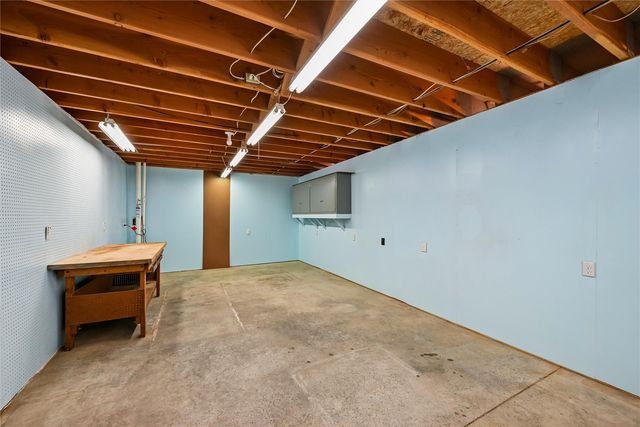 2060 Litchfield Drive, Hiawatha, IA 52233