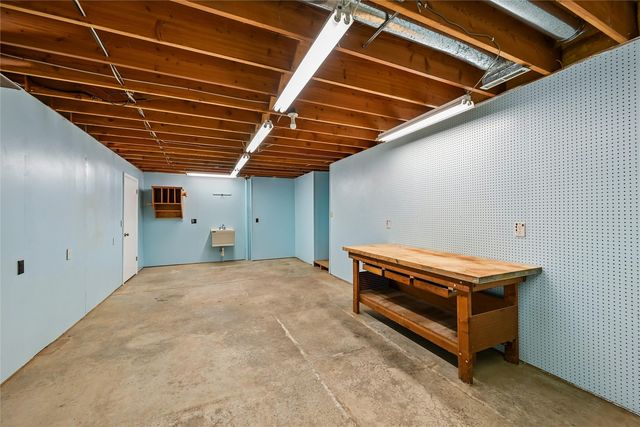 2060 Litchfield Drive, Hiawatha, IA 52233