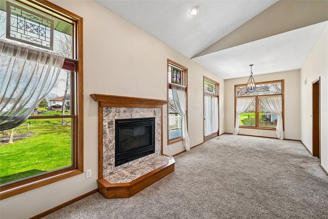 2060 Litchfield Drive, Hiawatha, IA 52233