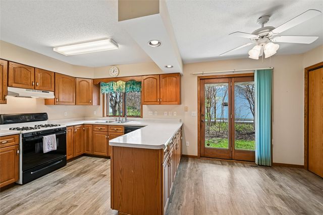 2060 Litchfield Drive, Hiawatha, IA 52233