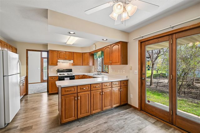 2060 Litchfield Drive, Hiawatha, IA 52233