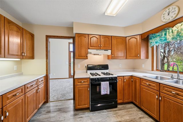 2060 Litchfield Drive, Hiawatha, IA 52233