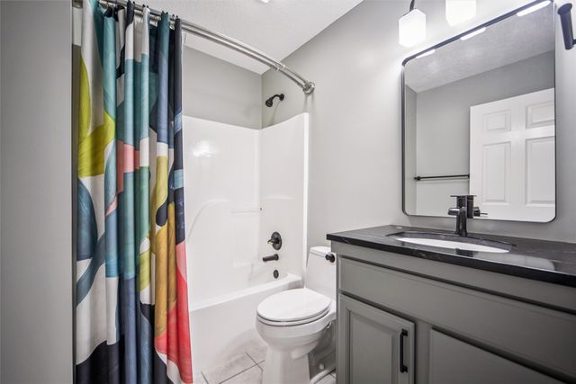 14132 Pinnacle Pointe Drive, Clive, IA 50325