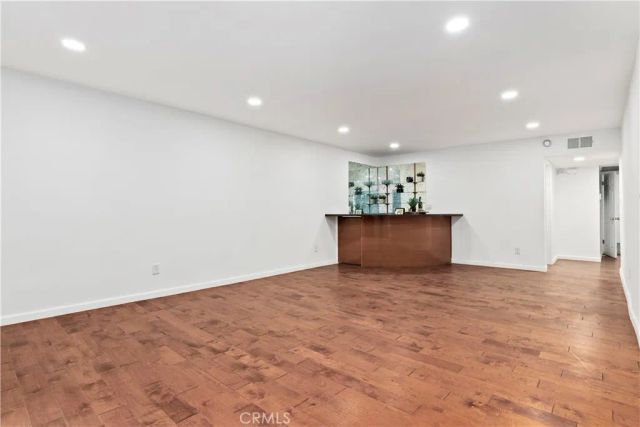 1045 N Kings Road 105, West Hollywood, CA 90069