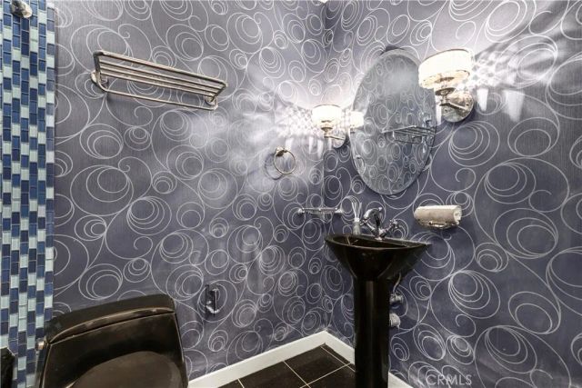 1045 N Kings Road 105, West Hollywood, CA 90069