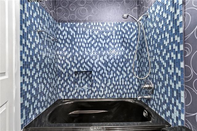 1045 N Kings Road 105, West Hollywood, CA 90069