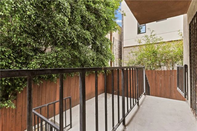 1045 N Kings Road 105, West Hollywood, CA 90069