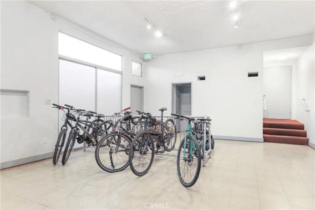 1045 N Kings Road 105, West Hollywood, CA 90069