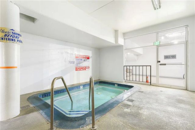 1045 N Kings Road 105, West Hollywood, CA 90069