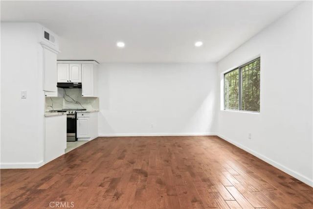 1045 N Kings Road 105, West Hollywood, CA 90069