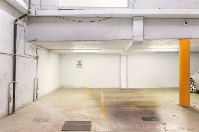 1045 N Kings Road 105, West Hollywood, CA 90069