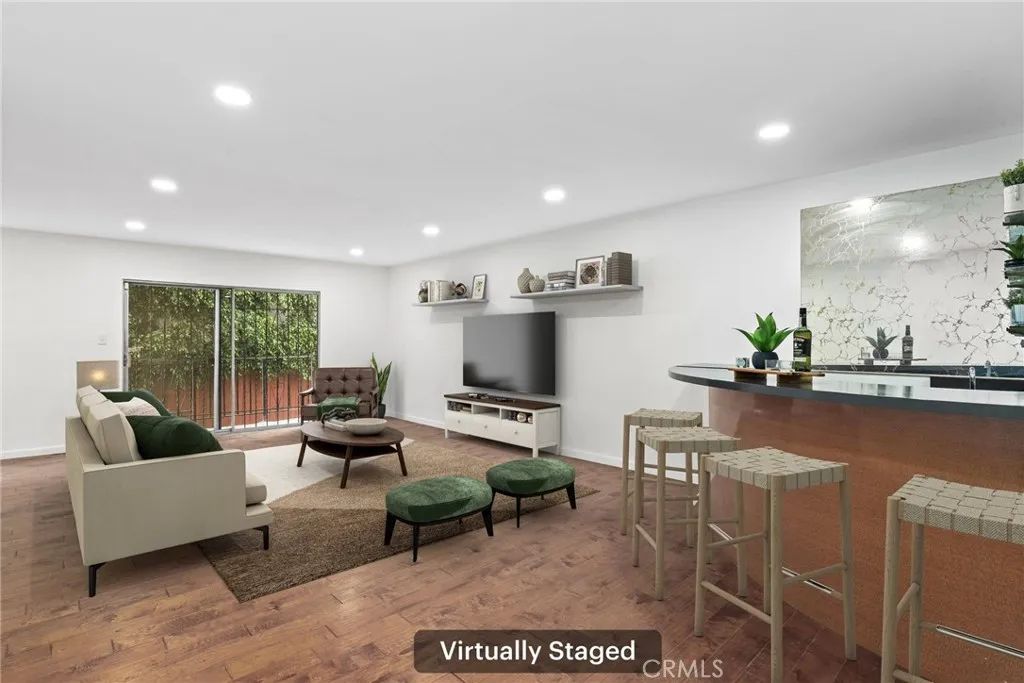 1045 N Kings Road 105, West Hollywood, CA 90069