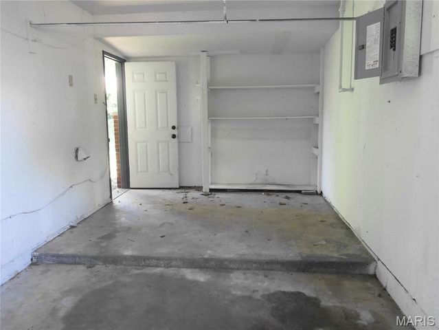 9736 Lanier Drive, St Louis, MO 63136