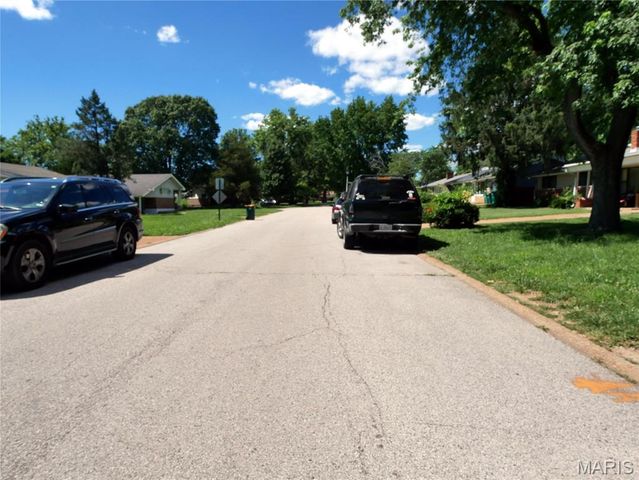 9736 Lanier Drive, St Louis, MO 63136