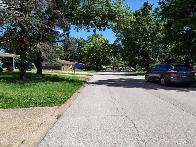 9736 Lanier Drive, St Louis, MO 63136
