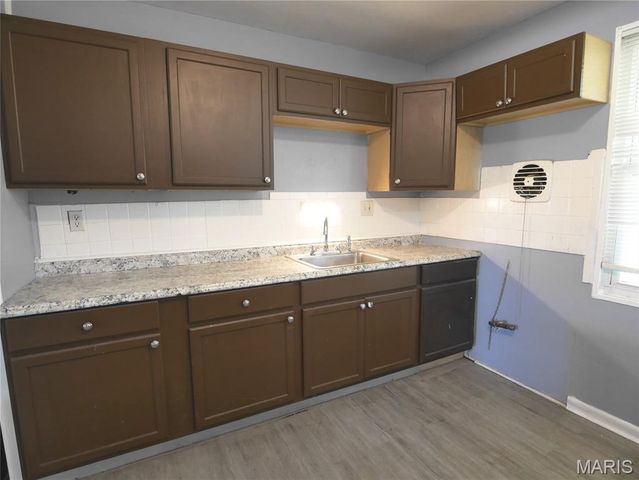 9736 Lanier Drive, St Louis, MO 63136