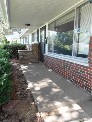 9736 Lanier Drive, St Louis, MO 63136
