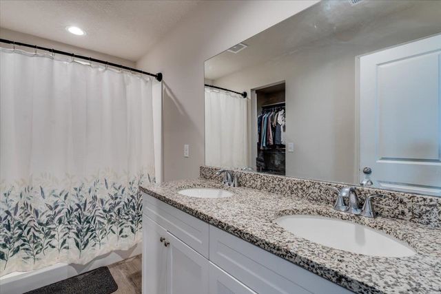 5260 N Cambridge, Bel Aire, KS 67226