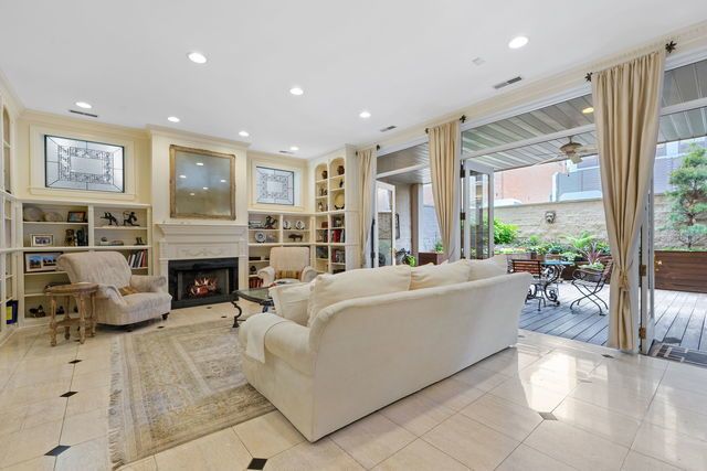 45 E Cedar Street 200, Chicago, IL 60611