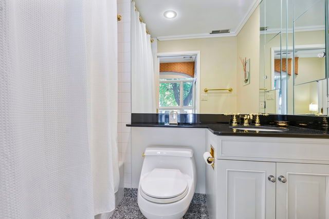 45 E Cedar Street 200, Chicago, IL 60611